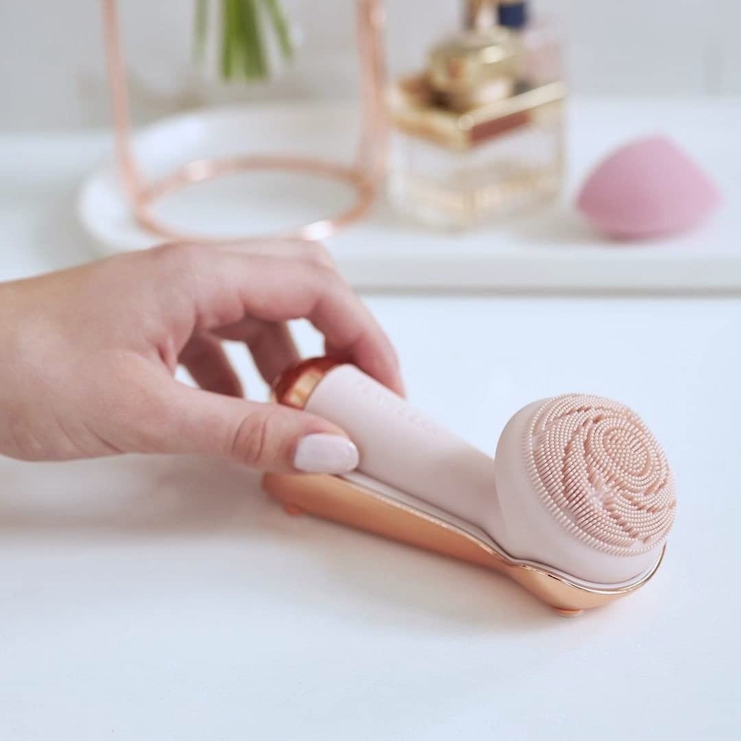 Finishing Touch Flawless Silicone Face Scrubber and Cleanser