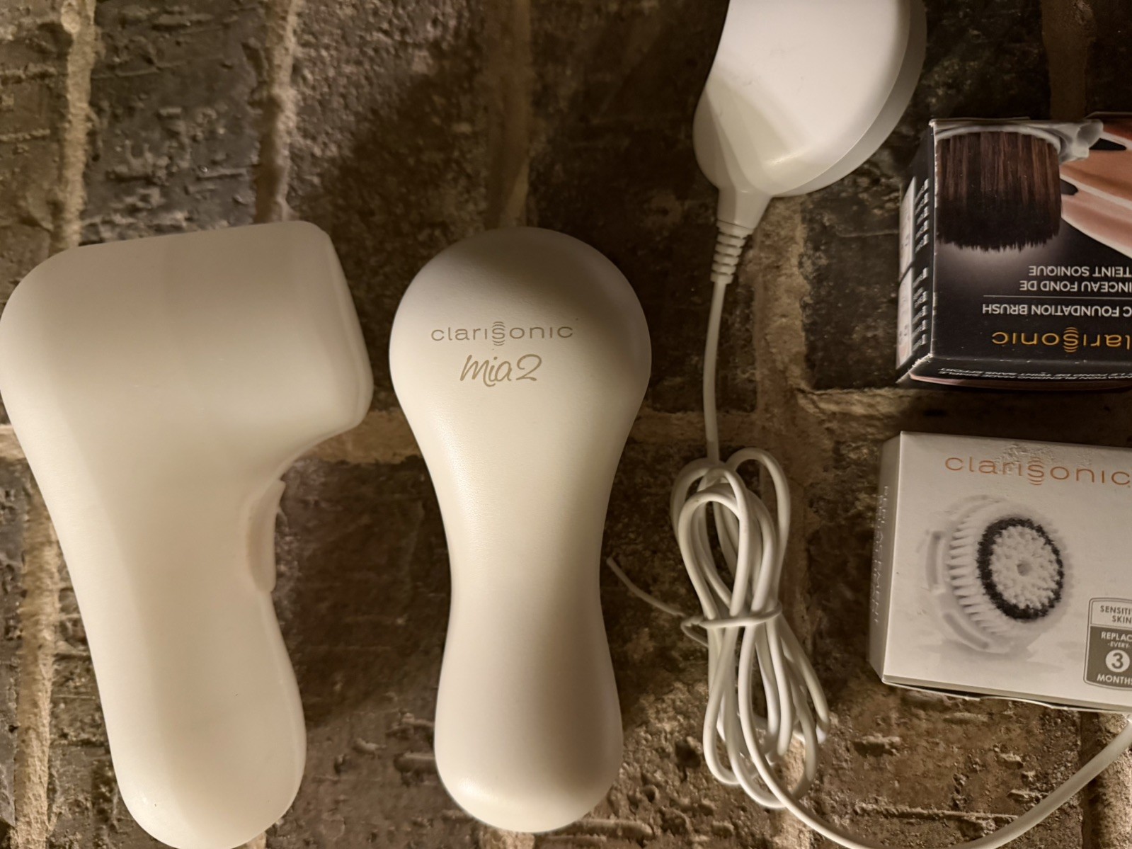 Clarisonic Mia Sonic Skin Cleansing System w/ Charger & 2 new in box brushes
