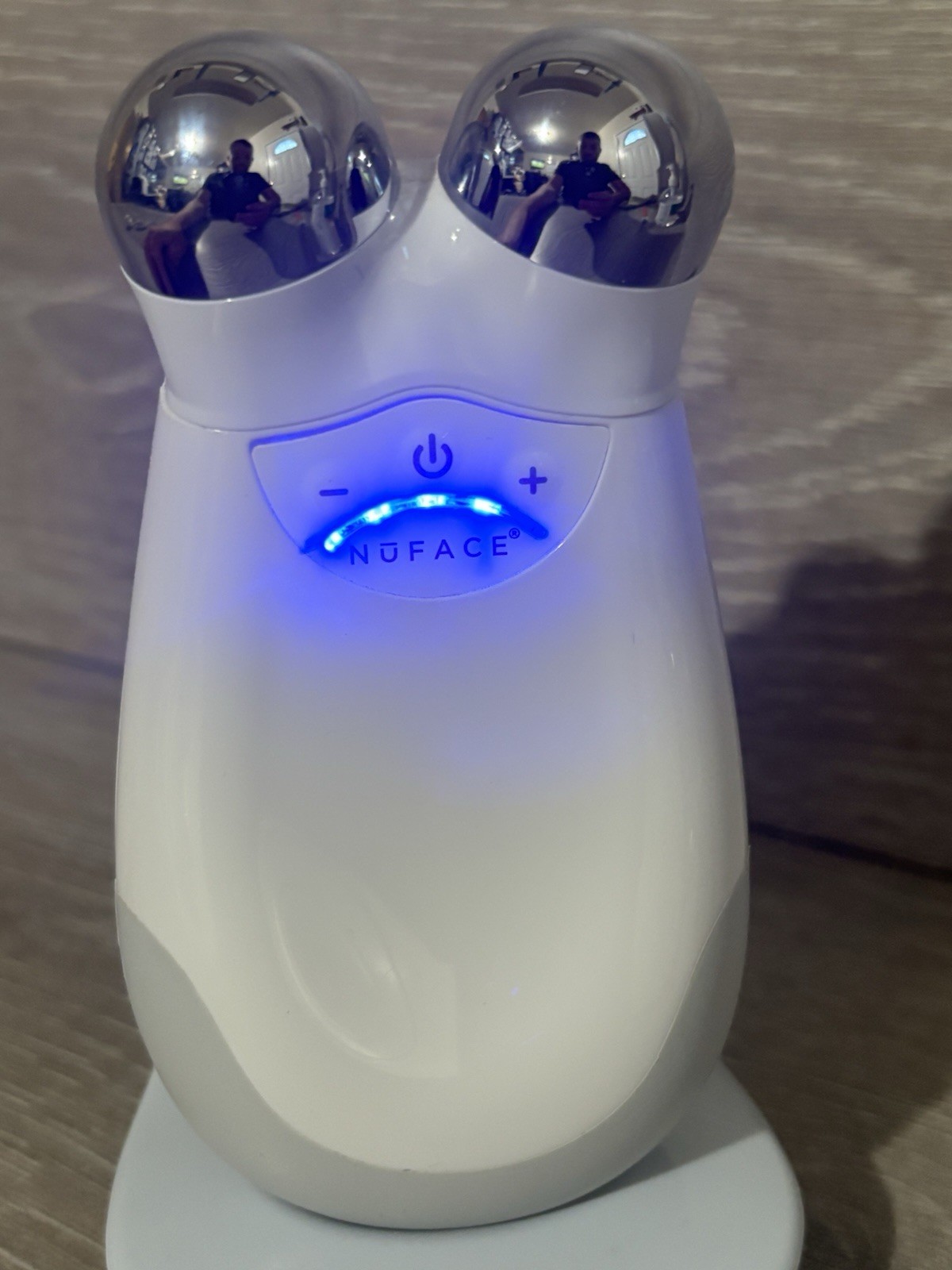 NuFace Trinity Microcurrent Facial Toning Device w/Charger GOOD WORKING/COSMETIC