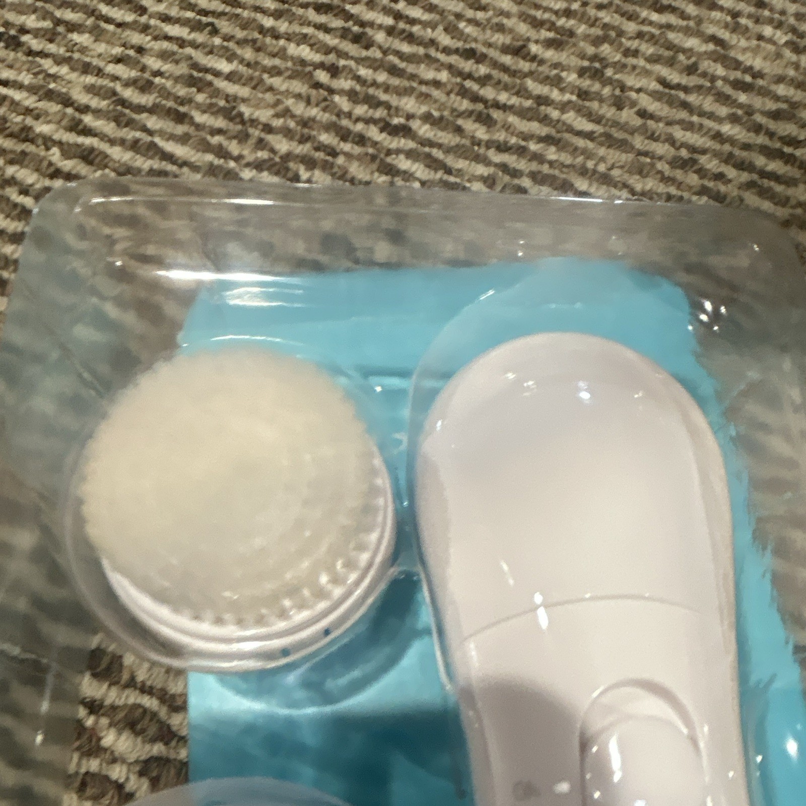 Avon Anew Vibrating Electric Facial Cleansing Brush w/ Stand, Battery, White