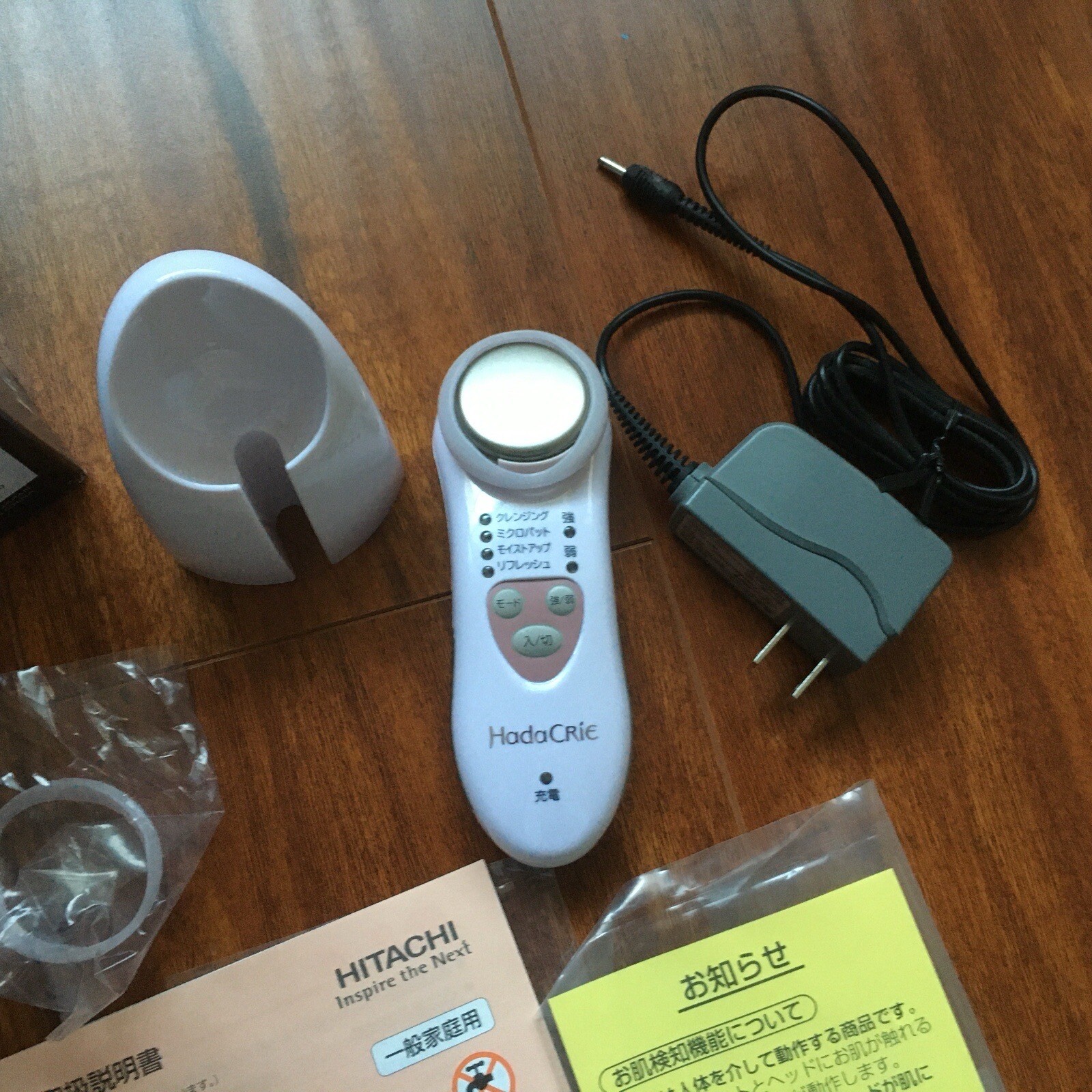 Hitachi Hada Crie CM-N810 facial massager